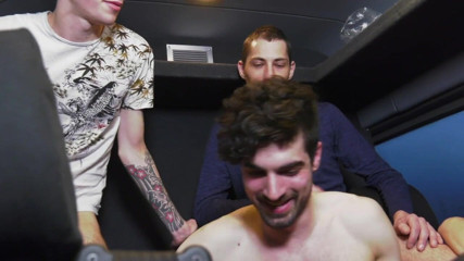 Crunch Boy: Jungs ficken in einem bus, teil 1