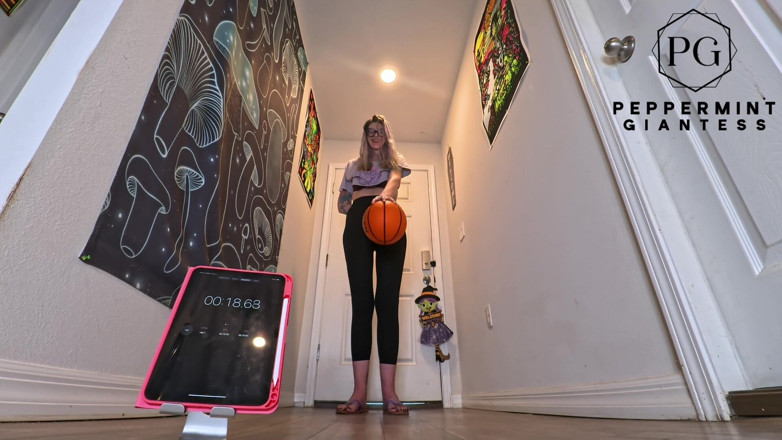 Peppermint Giantess: 6'7 Zeița Înaltă de baschet one-handed hold Challenge cât timp pot...
