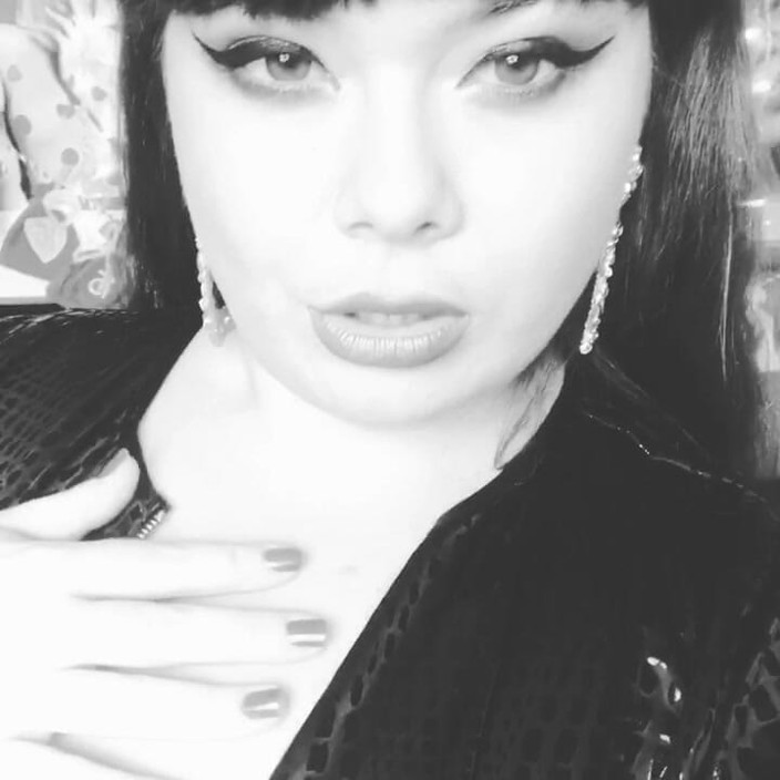 Roxanne Miller: 黑白女神