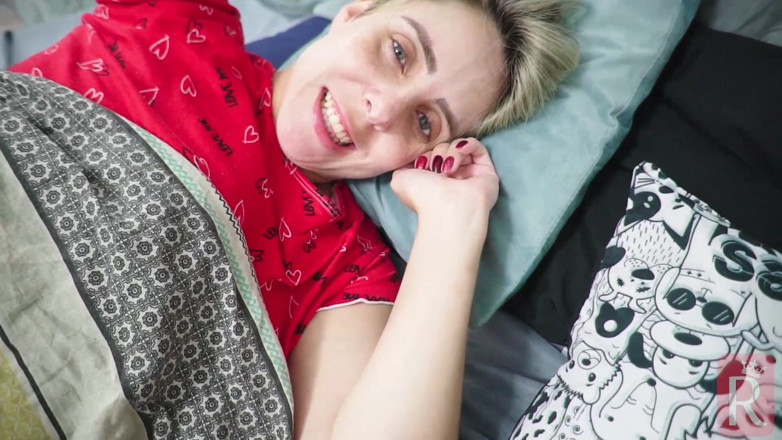 Redqueen films: Mon mari a pris un ami pour me rendre heureuse