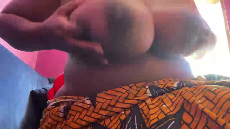 African matures: Styvmamma blinkar sina stora tuttar