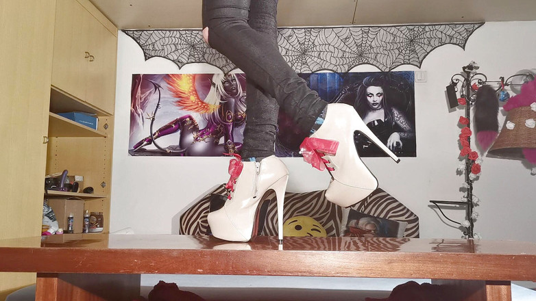 Beth Kinky: Caminando en mis botas de plataforma con bandas rojas - Beth...