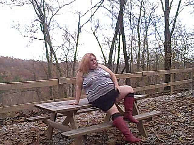 BBW nurse Vicki adventures with friends: Руда краля підходить для розслаблення після зйомки деяких фотографій