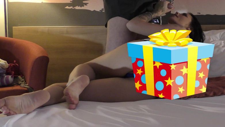 Ignoring Handjobs: Une jolie brune sexy fait une branlette taquine lente pour...