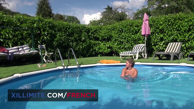 French girls at work: Seks analny wokół basenu