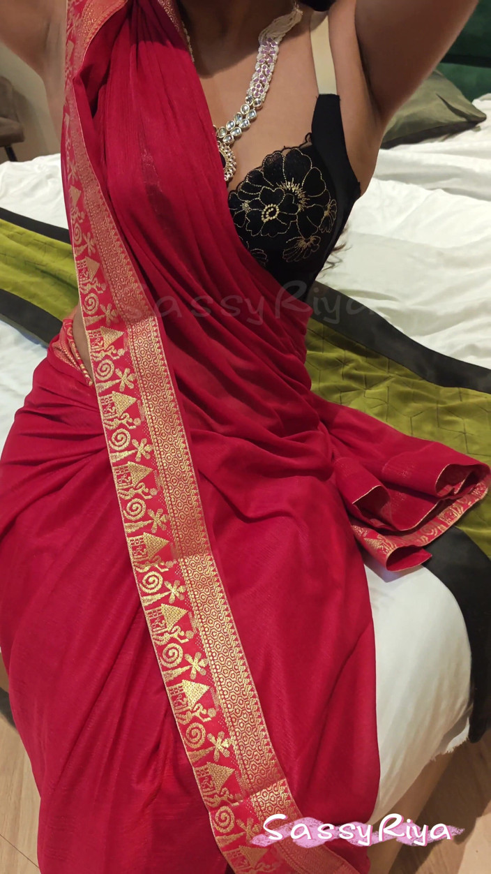 Sassy Riya: belahan dada riya saare yang belahan dadanya