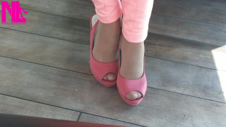 Nyllady: Jeu de chaussures avec des talons hauts dans un bar