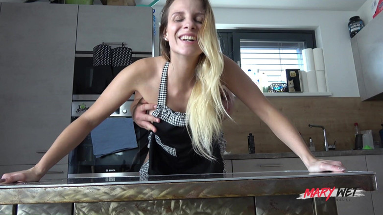 Mary Wet: Suri rumah yang sempurna fucked &amp; squirted!