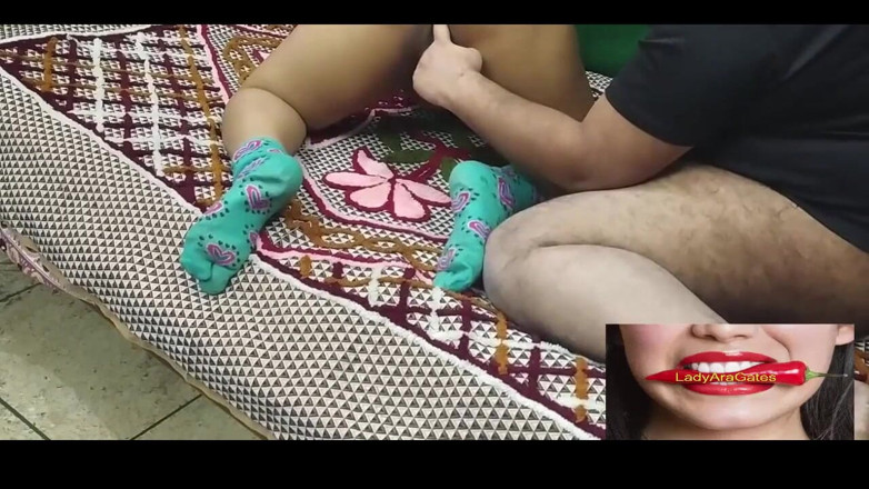 Hotty Jiya Sharmaa: Desi tetička ukazuje svůj velký zadek a užívá si prstění