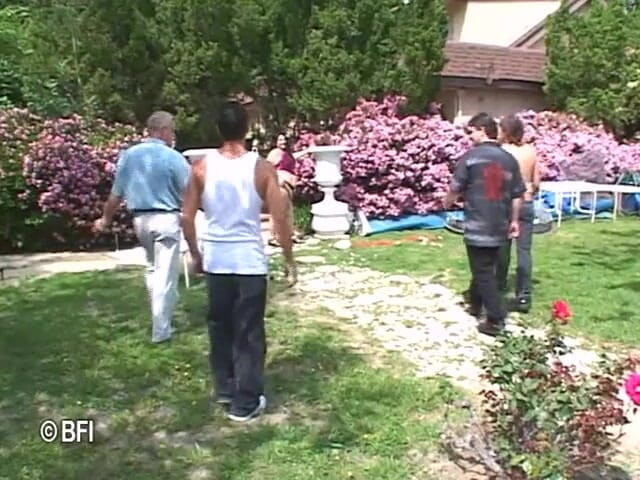 Battle of the asses and pussies: Environ 7 hommes peuvent tous baiser cette BBW géante