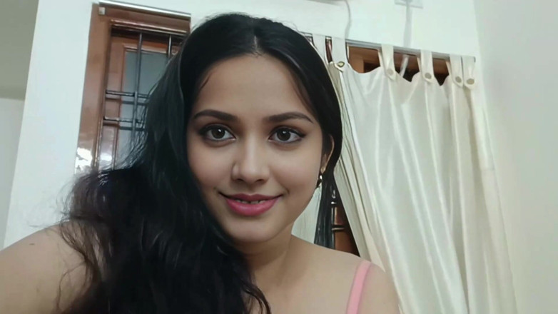 Desisexqueen: देसी सौतेली बहन पहली बार अपने सेक्स का मजा ले रही है