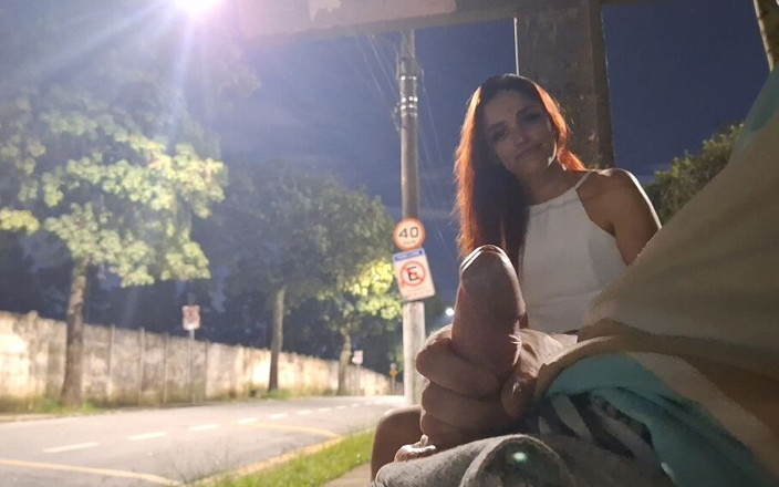 ksalnovinhos: Masturbation risquée à l'arrêt de bus à côté de la belle inconnue !