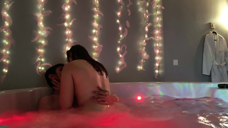 Hanacola: Un jeune couple français s’amuse dans son bain
