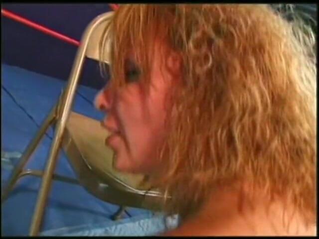 Shemale World: Linda travesti cuida a un boxeador cansado en el ring