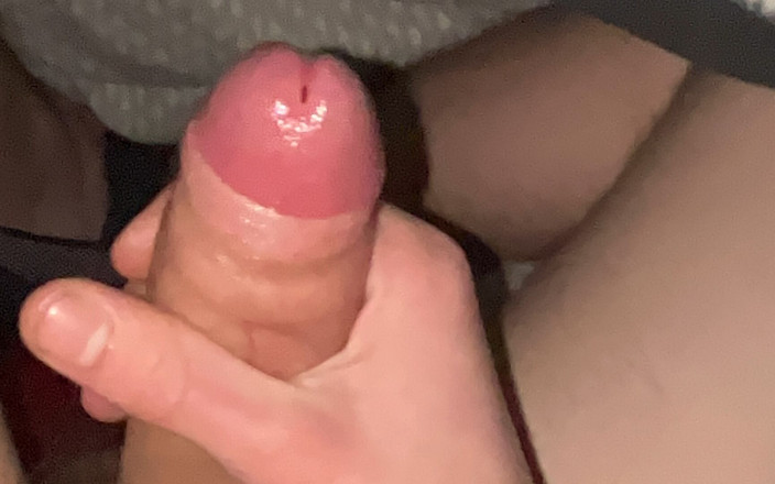 TeenRo: Eu esfrego e gozo com meu pau bonito