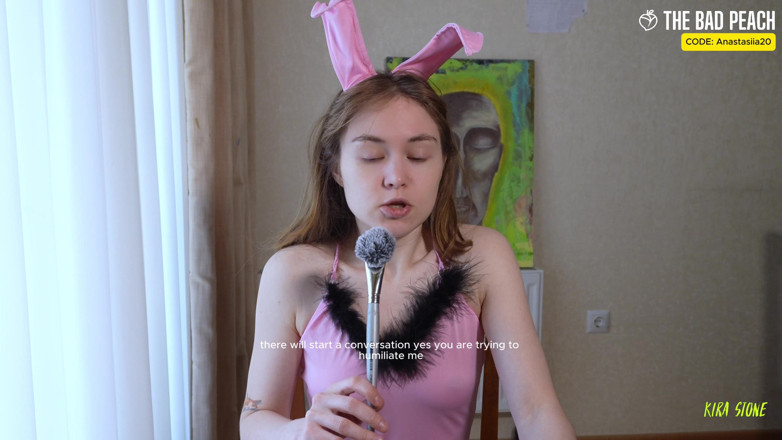 Kira Stone: 끝났어! 자연스러웠다. 토끼 복장을 한 장난감을 봅니다. 배드 피치))))))