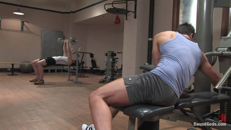 KINK men: Salle de sport de bondage