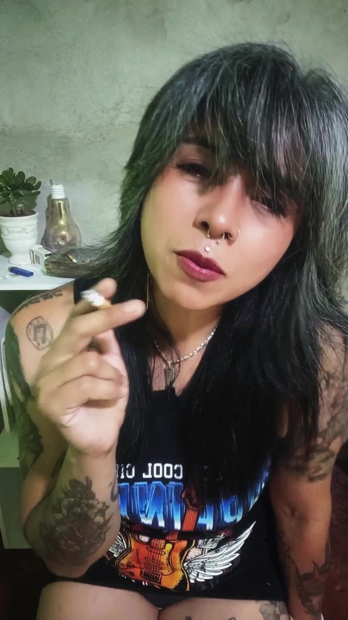 Casia Castro: आओ मेरे साथ धूम्रपान करें