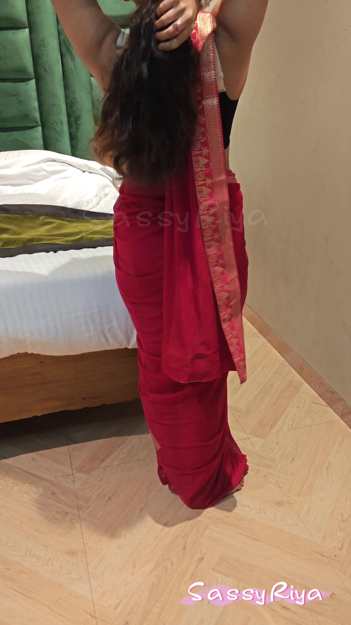 Sassy Riya: Sassy Riya Saare Scollatura da vicino