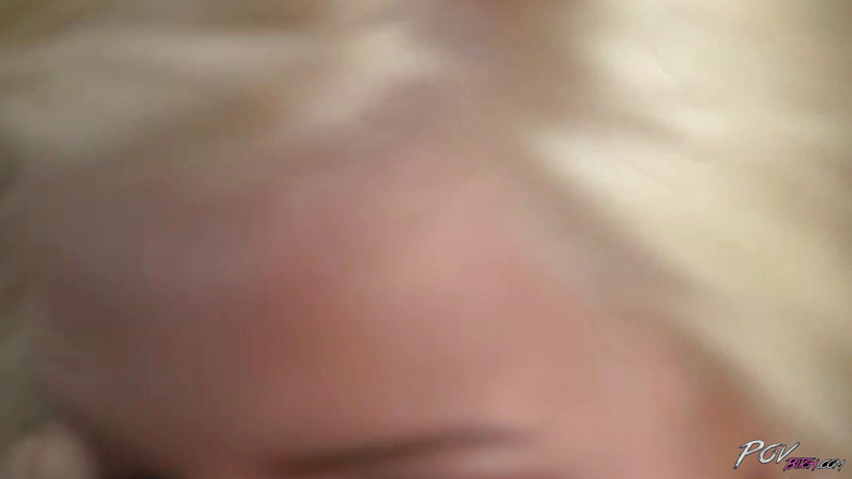Czech Pornzone: Vollbusige blondine bläst einen schwanz wie eine hungrige schlampe