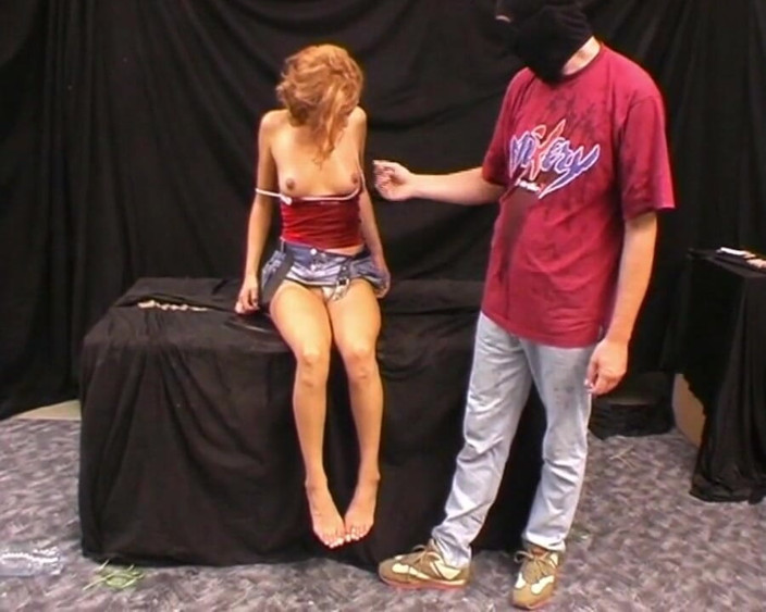 Genuine XXX: Une salope rousse relève le défi BDSM pour fouetter sa...