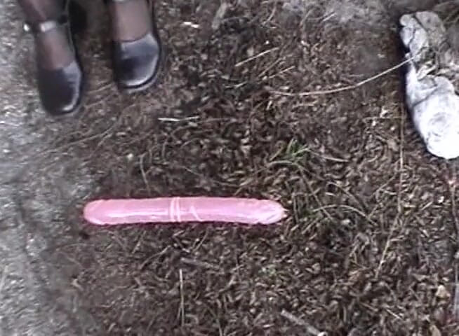 Hard Lesbians: Розпусні тінки-лесбіянки цілуються на відкритому повітрі перед подвійним ділдо в машині