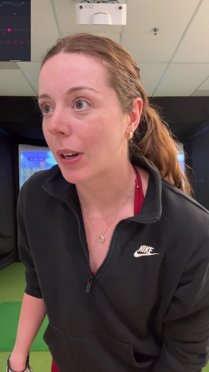 Nadia Foxx: Snažím se golf v simulátoru s My Lush in! Snažím...