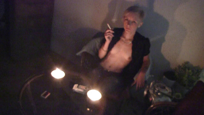 Smoke it bitch: Une blonde mince fume son bengali sensuellement
