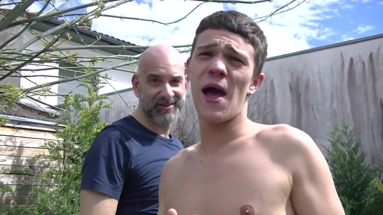 Gaybareback: Si jalang Perancis dikongkek tanpa kondom oleh ayah di taman