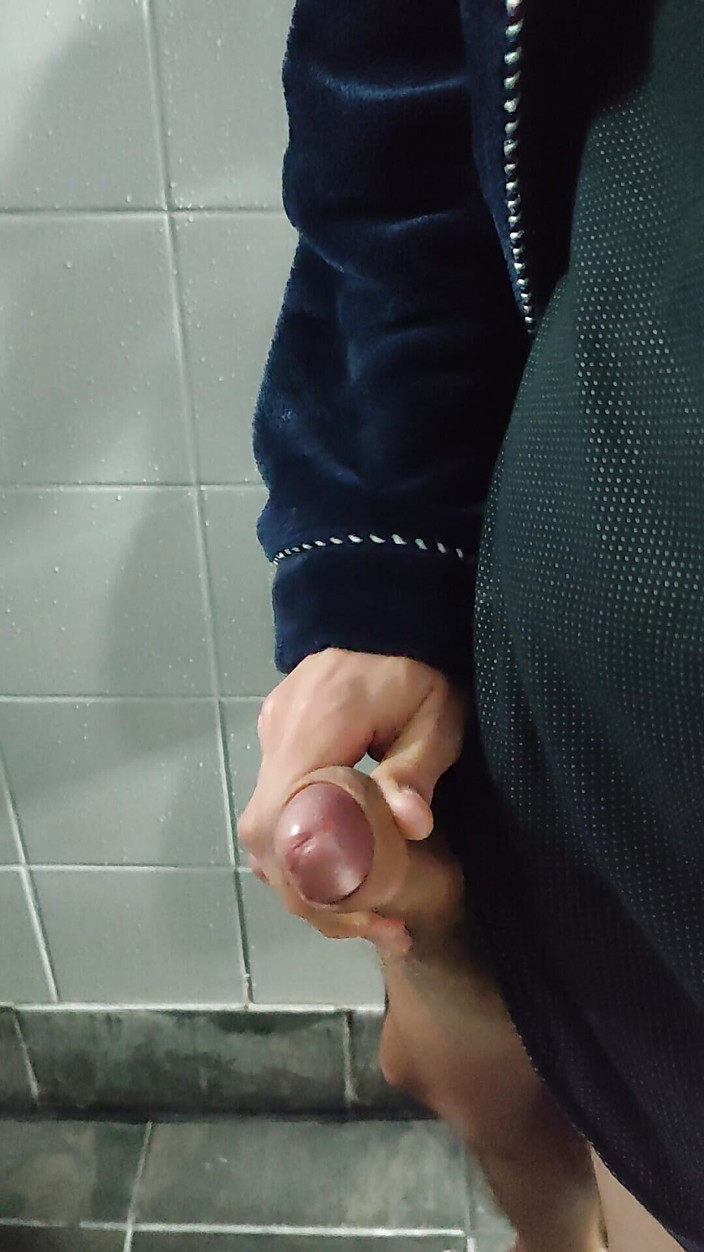 Mr963: Branlette torride sous la douche
