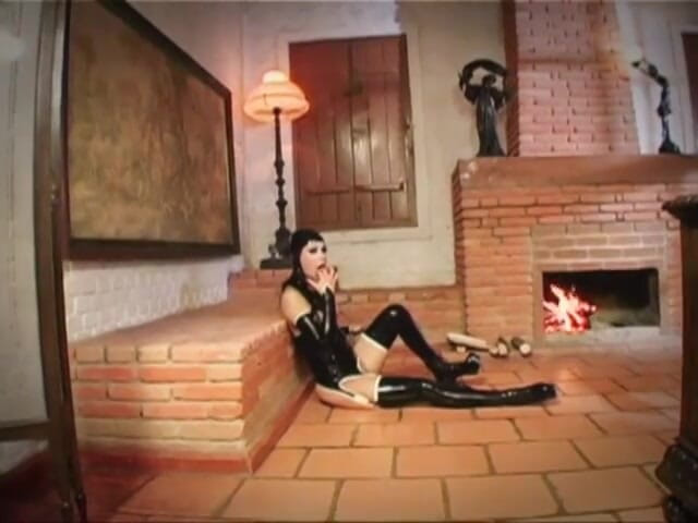 Best Butts: Une fille excitée vêtue de latex baise un mec fou...
