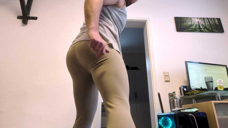 Alex Butt: Exercice et éjaculation dans des jambes étroites