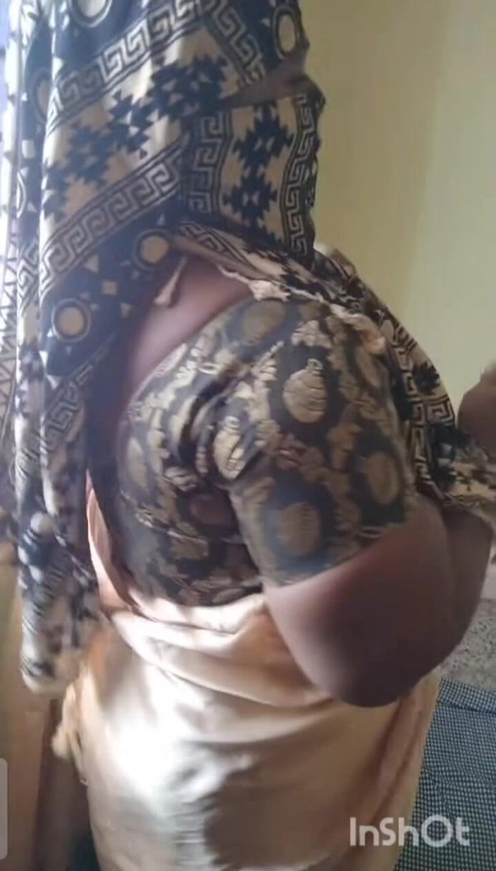 Priya aunty: Village tia Saree vestindo