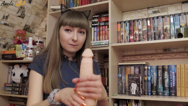 Amelie Dubon: Gagică sexy suge senzual și labă vibrator după facultate - de acasă