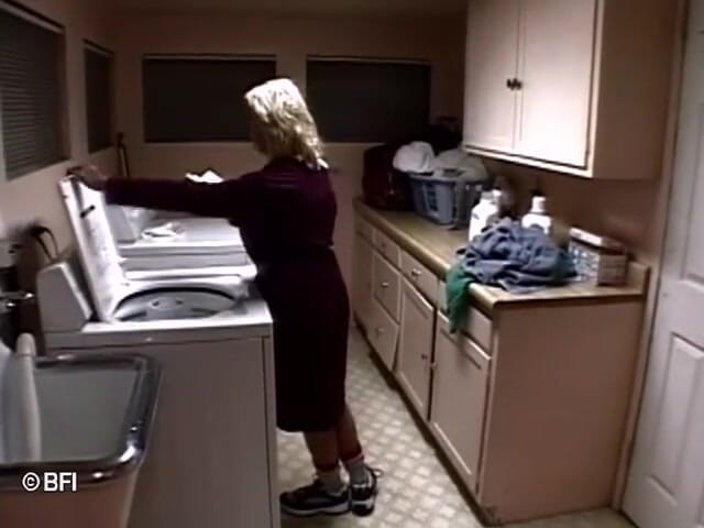 Slave Seks: La abuela y la niña 2 escenas en 1