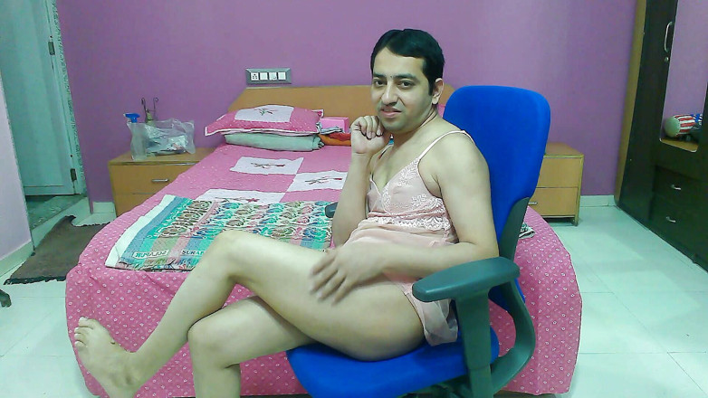 Cute & Nude Crossdresser: Une tapette travestie sexy en lingerie sexy et en string.