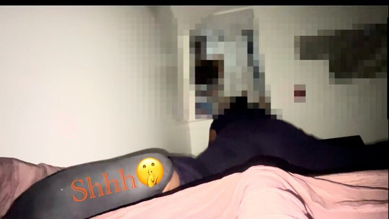 Anye Meshell: Shhh... Mi Compañero De Cuarto Es Zzz.