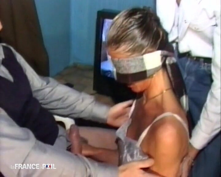 French Gonzo: Beberapa orang Paris berkongkek di hadapan filem pantat.