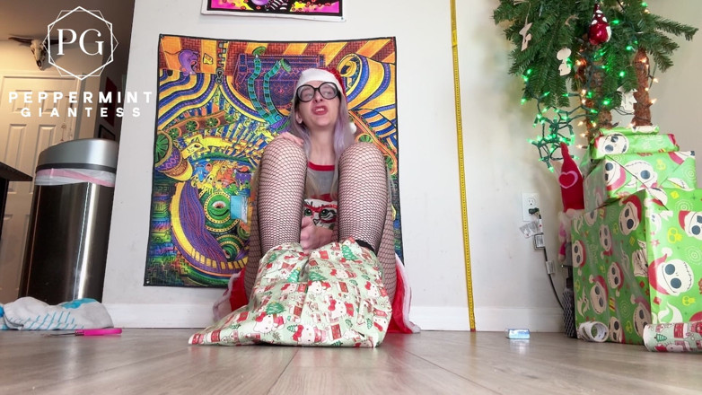 Peppermint Giantess: Present insvept storlek 16 fötter för julförpackning av tårna medan jag...