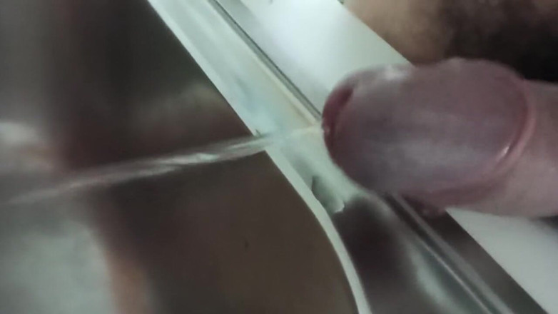 Kinky Guy: Ходити по дому, щоб вибрати, де пописяти. Член, відео від першої особи