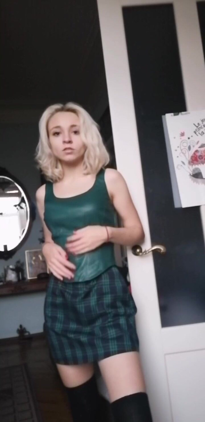 Barbie_princesslike: Beau strip-tease à la maison