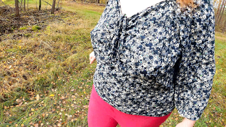 Bouncy Tits Action: Penchez-vous sur l’échelle et tirez vos seins