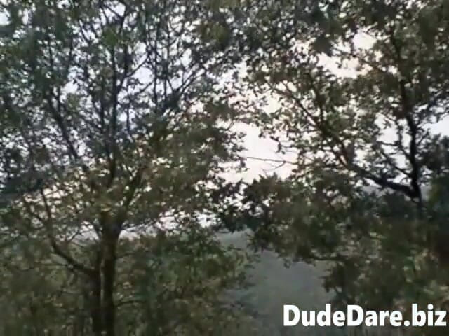 DudeDare: 饥渴的壮男在树林里狂操