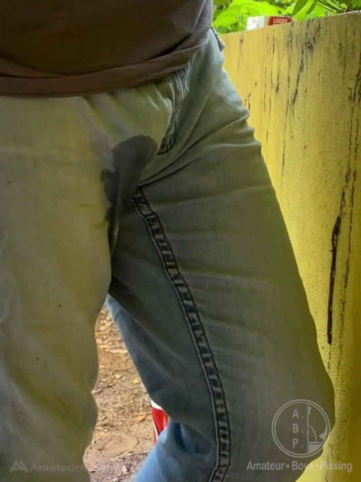 AmateurBoysPissing: Facet desperacko siusiu i próbuje ukryć się przed przyjacielem, ale...