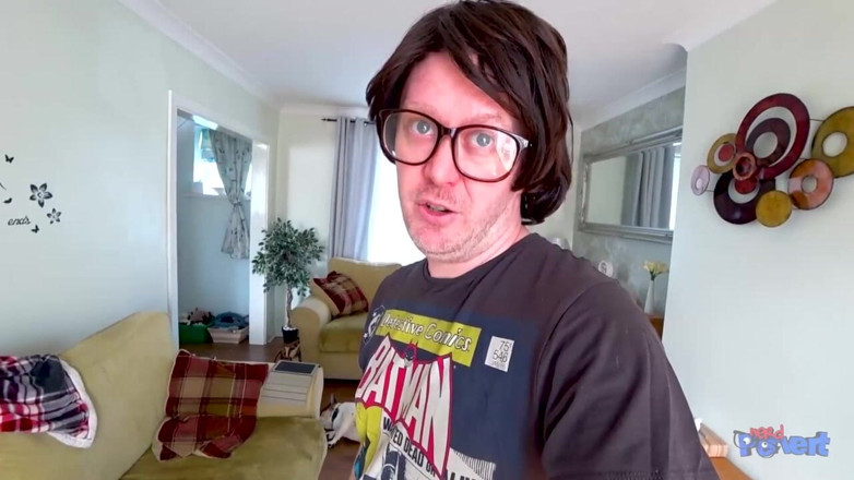 Nerd Pervert: Sophie sheridan - calze scopa e ingoia sperma