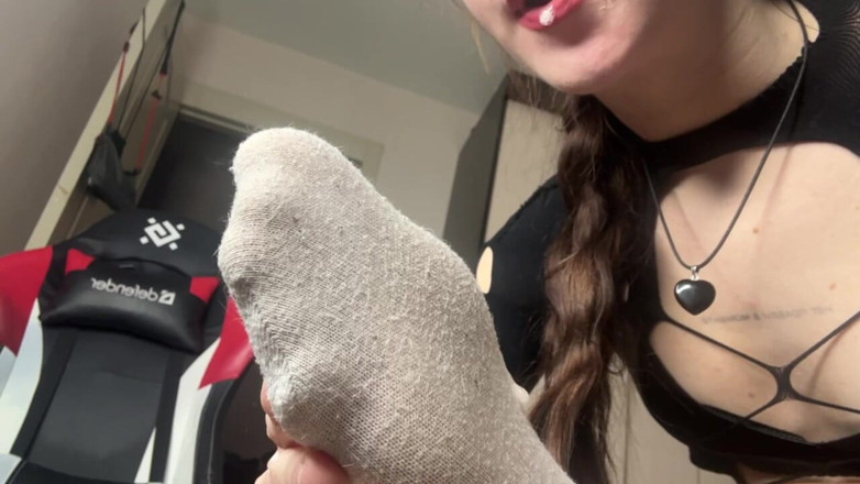 Skinny_lady69: Вонючие ступни в носках