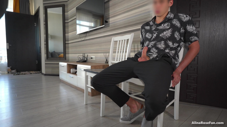 Alina Rose: Cewek sange ini lagi asik nyepong kontol pria asing di...
