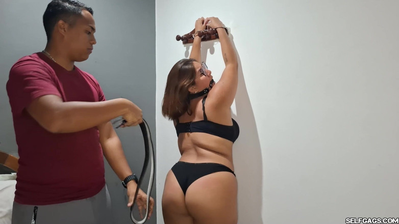 Selfgags Latina Bondage: Claudia Zambrano, BBW nue, se fait bâillonner impuissante et ligotée...