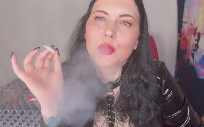 MissFFW: Une femme soumise FFW fume dans sa tenue en pvc...