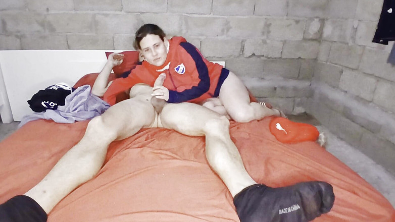Naomi Simon: Énorme dose de sperme dans la bouche d’une MILF pulpeuse